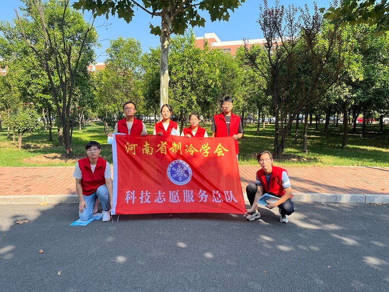 志愿者走进社区合影留念.jpg