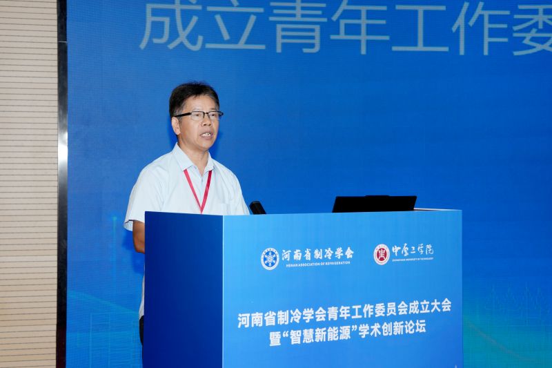 学会秘书长隋继学宣读文件.jpg